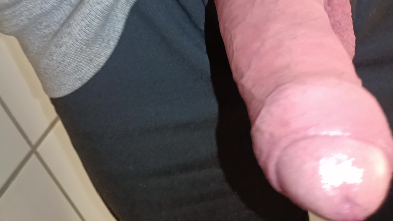 Rockardglans: Dos cargas en los urinarios de cerca gran polla masturbándose...