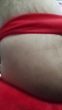 Gaurisissy gay indiano travestito premendo le sue grandi tette e diteggiando nel culo in luna di miele rossa lingerie duro sesso bDSM