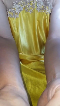 Seksi travesti sarı saten parlak elbise giyerek mastürbasyon yapıyor