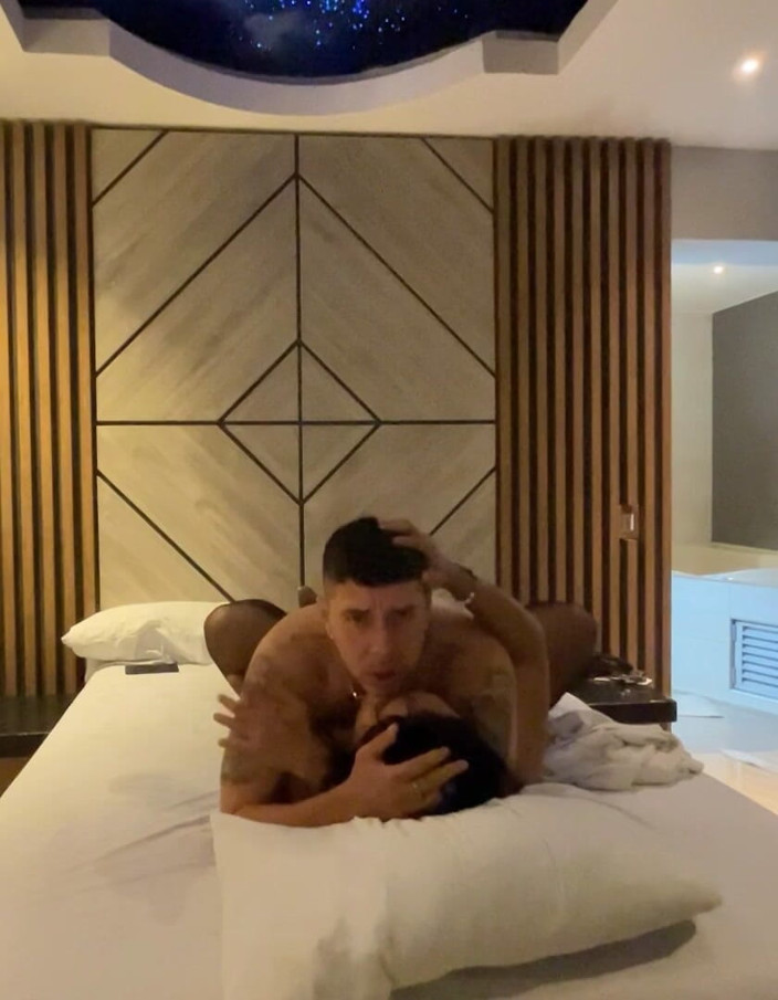 Monozion: 복종적인 아내가 침대 위에 젖은 채 분출 오르가즘을 경험한다