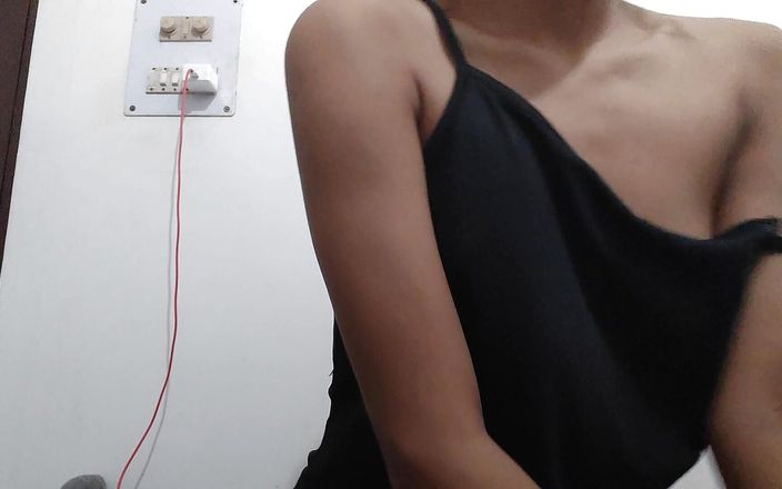 desigirl93: Assam Roztomilá holka masturbuje bez ptáka