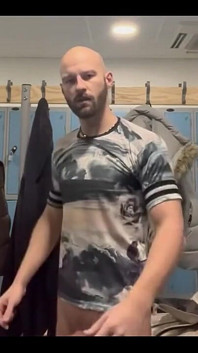 I Stared to Get Hard in Front of the Others in Locker Room at Gym