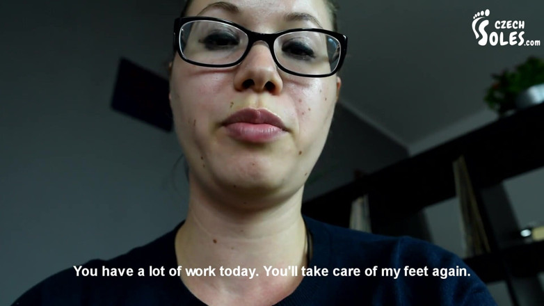 Czech Soles - foot fetish content: Obří skleněná vězení pro jejího otroka s malým chodidlem
