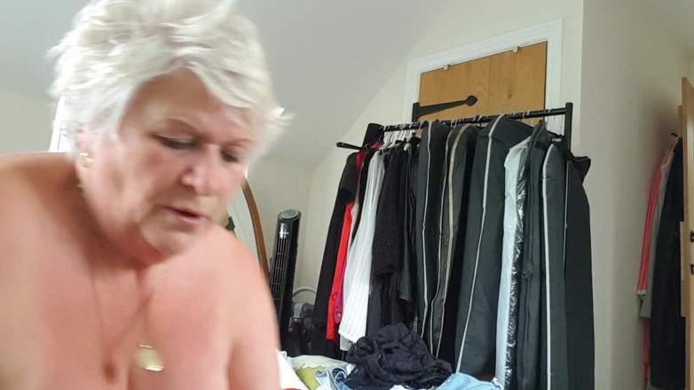 Uk Joolz: Roze gordel, geen onderbroek, didlo spelen, romig klaarkomen.
