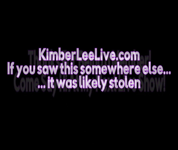 Kimber Lee: Kimber Lee yawning op de bank