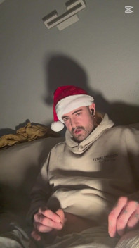 Moș Crăciun s-a întors și îl are pe Christimas prezent doar între picioarele lui