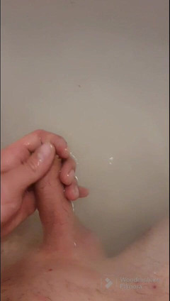 Johnny Dickenson: Johnny Dickenson在洗完澡并玩耍后高潮