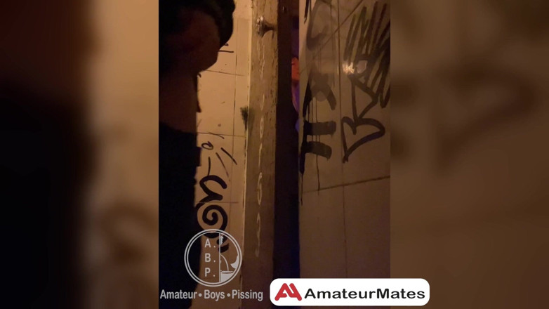 AmateurBoysPissing: Visto Mentre Piscia Nei Bagni Di Un Bar...