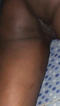 Sexy africana ébano provoca coño mojado en tu cara vista de bellow sexy dance bathroom