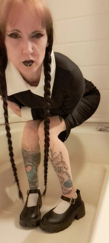 PandoraSG: Středa čůrá její kalhotky a ponožky - Fetish Cosplay