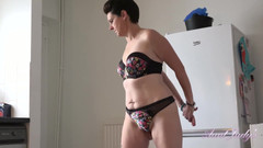 Aunt Judy's: Ajudys - Cvičí s Drobnou MILF Scarlet