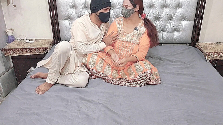 Pakistani CoupleX: Une bhabhi desi indienne a arrêté de jouer avec laddu