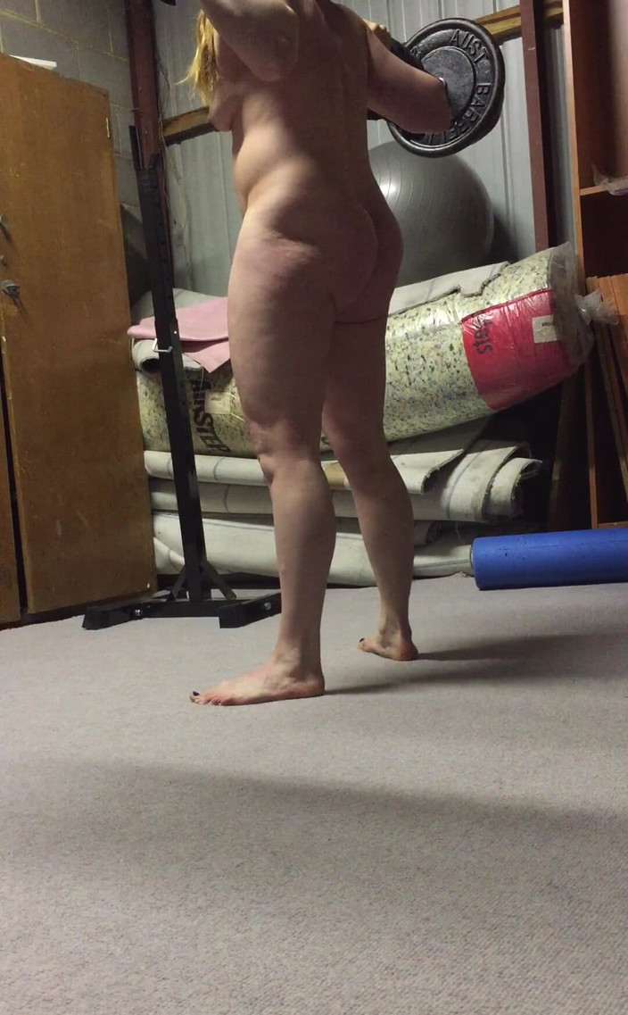 Michellexm: Rozciąganie nago