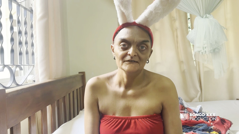 BongoXXX: La nonna indossava il suo vestito da coniglietto natalizio così...