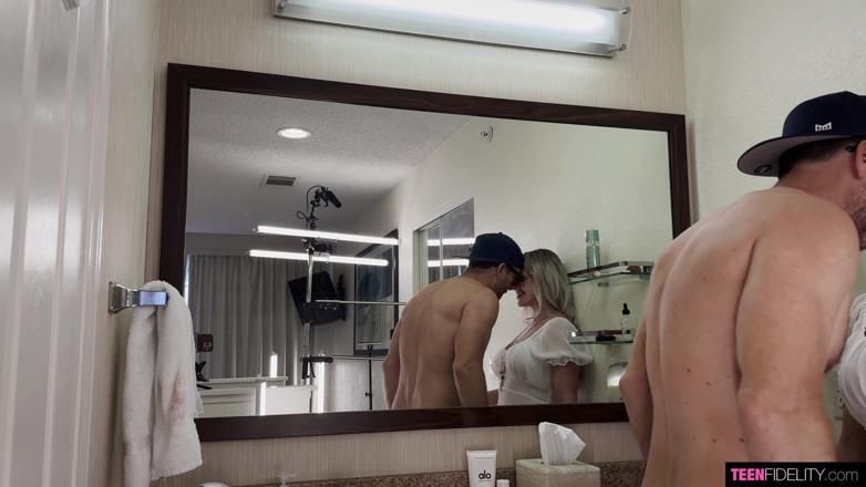 Pornfidelity: Teenfidelity - Gracie có cổng của cô ấy banh rộng!