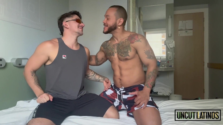 Uncut Latinos: Büyük Yaraklı Yaşlı Haydut Baba Latini Sikiyor