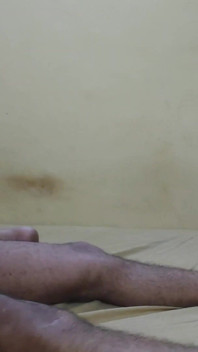 Stopy praca i blow job z olejem przez Bhabhi