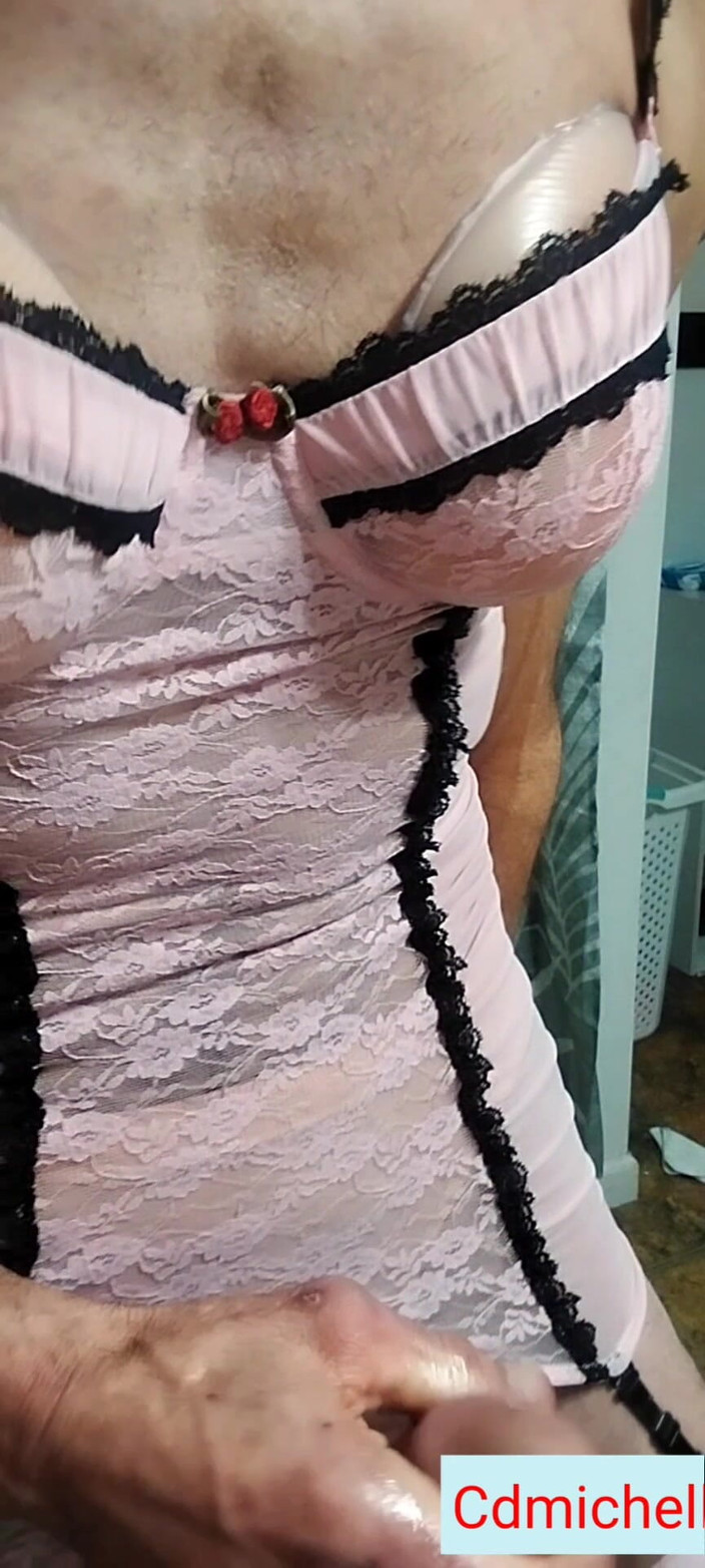 Crossdressers Cd Michelle wearing sexy lingerie: Cdmichelle bär vit sexig underkläder som leker med kuk tills...