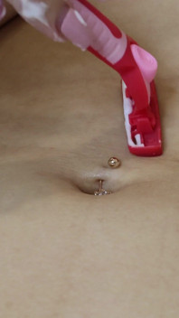 La chatte poilue d’une belle blonde se fait raser ! Réel, gros plan en POV !