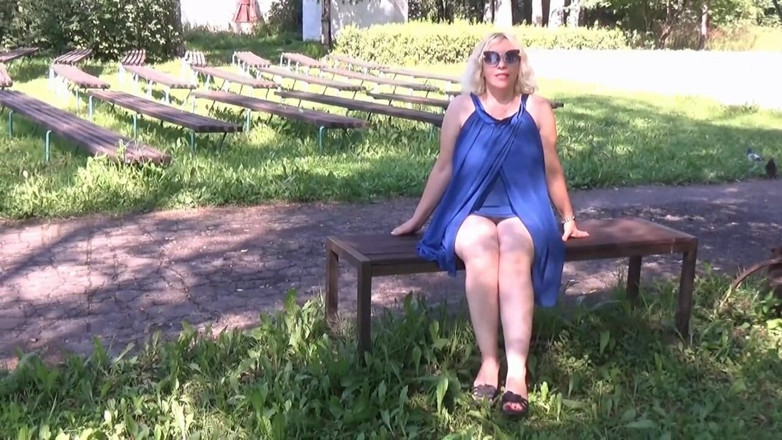 RedRoseRus: Seksowna kobieta bez majtek – błyszcząca na spacerze