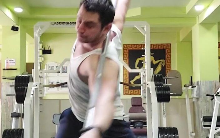 Michael Ragnar: Flexionando músculo y corriéndose 91kg