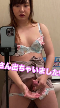 그녀는 화장실에서 자위하여 두꺼운 정자입니다!