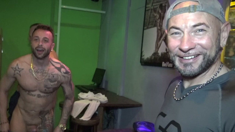 Amazing porn bareback private club: Un chico maduro se acuesta con un joven