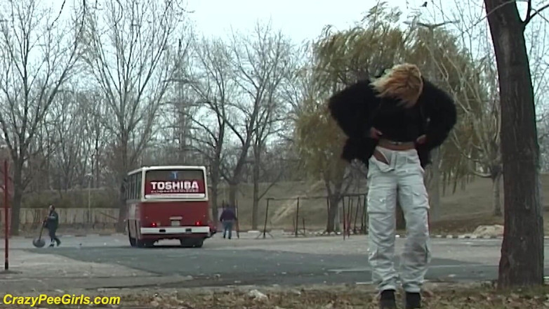 Crazy pee girls: Fată tânără care se pișă pe stradă