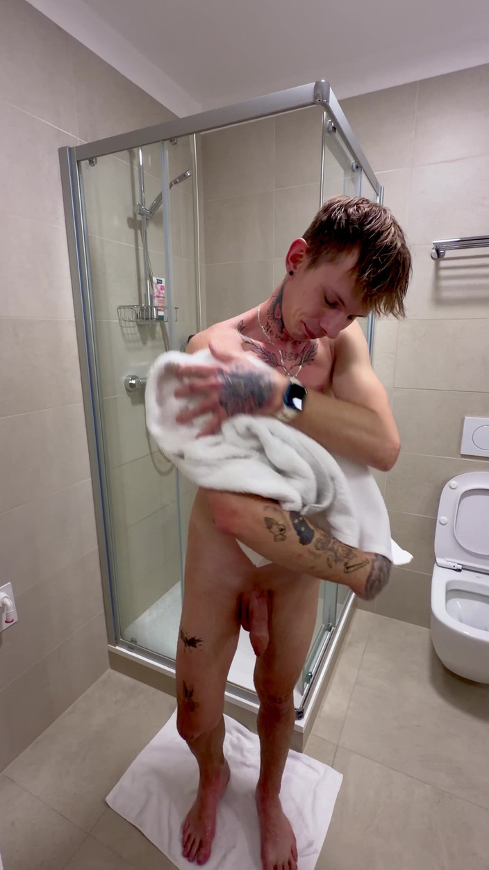 Aiden Borg: Junger Boy Duscht Und Zeigt Seinen Schwanz