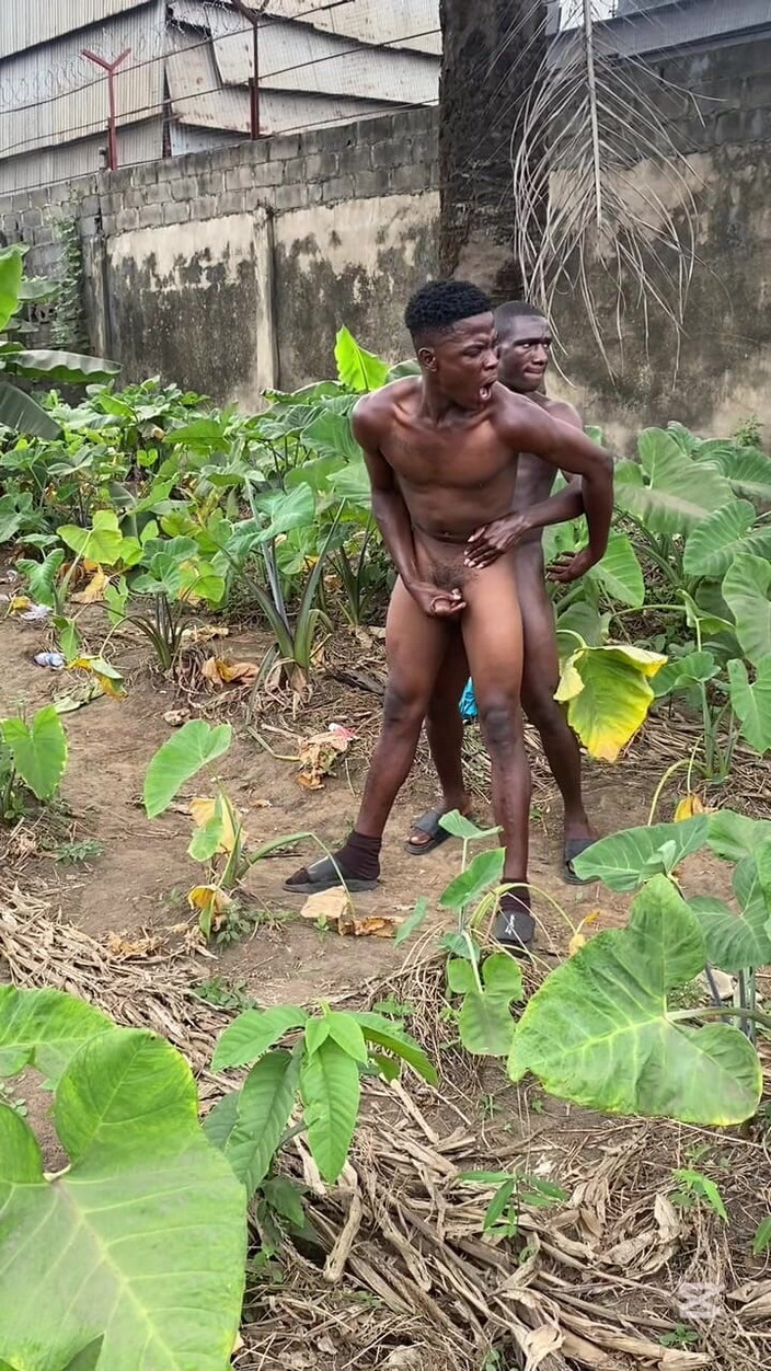 Blackthug20k: Уличный паренек плачет, полный вид