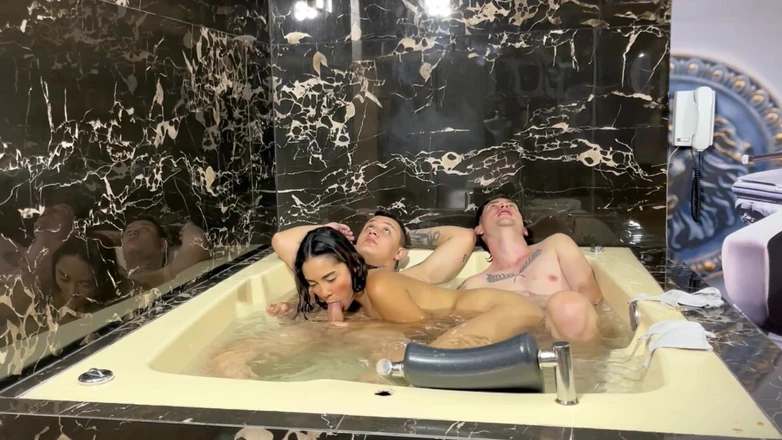 Allison Sweet: Due Cazzi Mi Scopano Nella Jacuzzi, Fino a Quando Non...