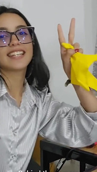 Marianna încearcă să-și umfle balonul pătrat fără să-l spargă