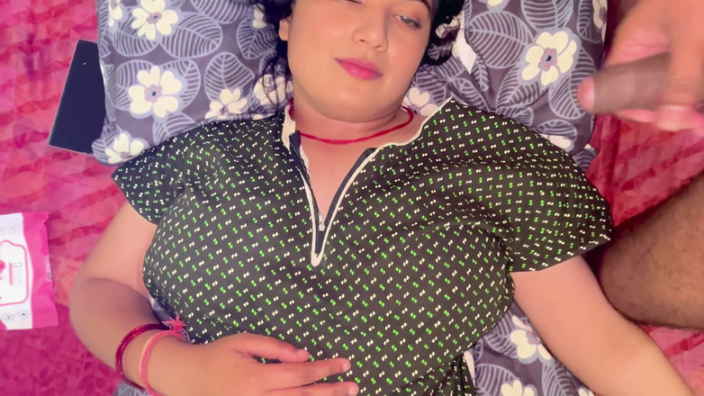 Hotty_ragini: Nevlastní syn svedl macechu a nevlastního syna využili příležitosti a šukali...