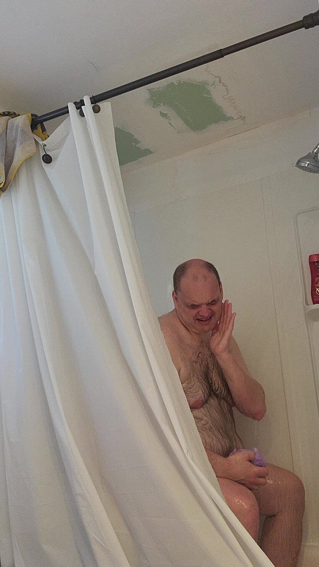 Who Wants to Take a Live Shower with Me (Caressonnous) Who Wants to Take a Live Shower with Me (Caressonnous)
