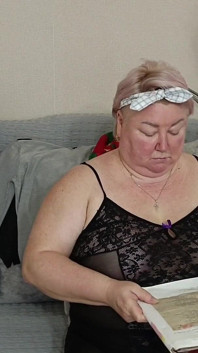 私は義母を英語で助け、彼女は私にフェラチオをします