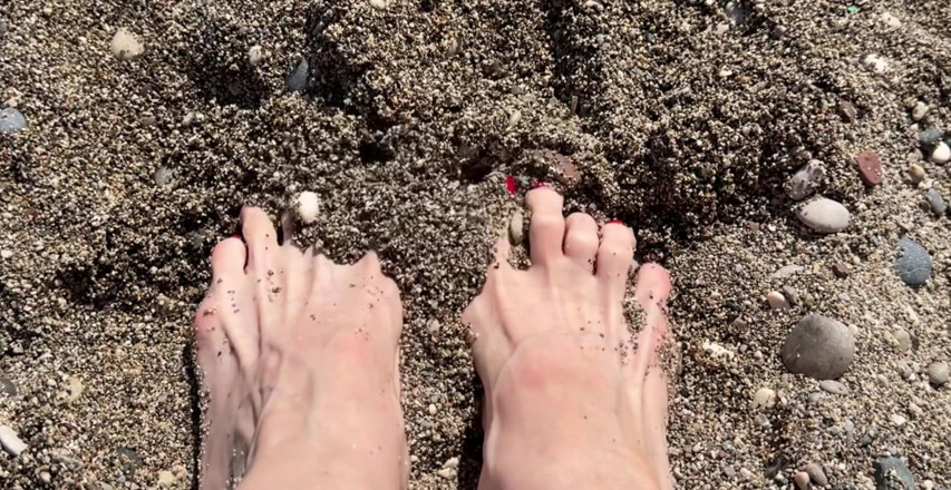 LizaVirgin: Para os amantes de pernas, brinco na areia