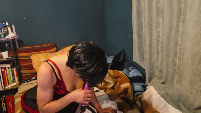 Anna Sissy: Succhiando il mio dildo