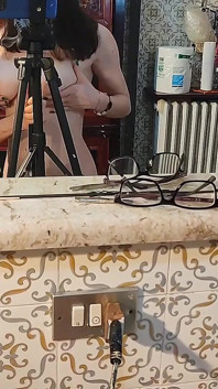 Szybki numerek w łazience z creampie w owłosionej cipce