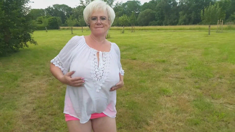 PureVicky66: Hot Granny Piss Outdoors
