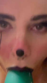 Clownmeisje geeft je een natte vapende pijpbeurt