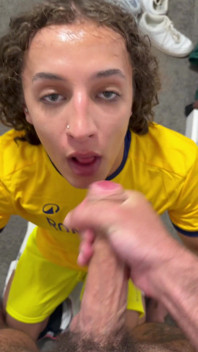 Vysoký anglický nevlastní otec vykouří rumunský Femboy