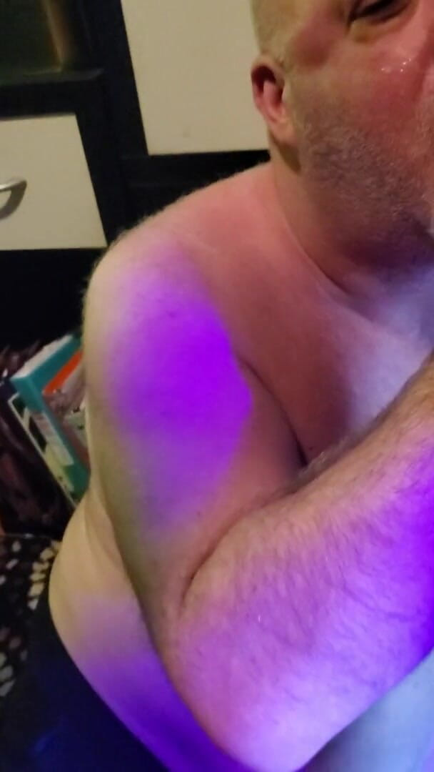 beardaddychub: L'orso riceve una sborrata in faccia in ufficio