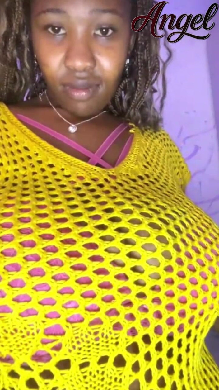 Angel Big B: Ik vind het leuk om mijn kont te laten zien...