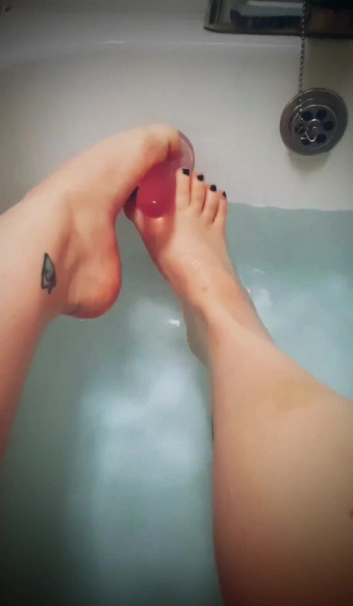 Yourfavecumslut: 超级湿润的脚 第一人称视角 足交