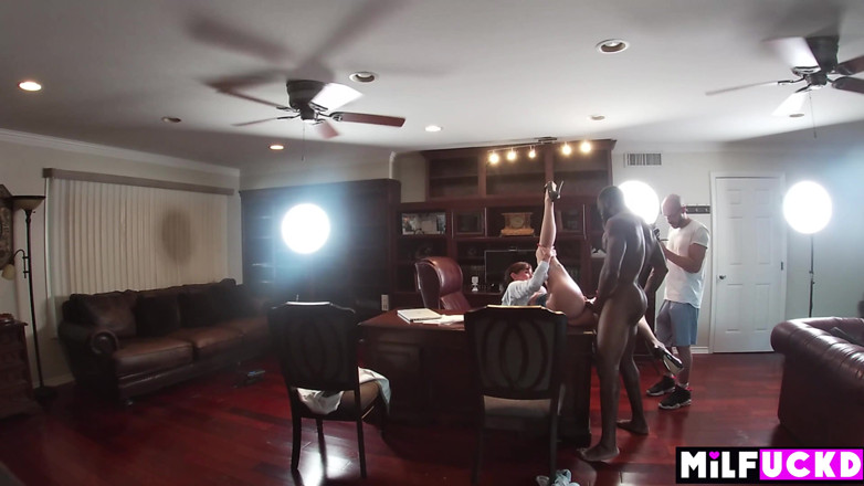 Milfuckd: ผู้บริหารค่ายเพลงเย็ดเปิดตัวนักร้องหญิงคนใหม่ (BTS)