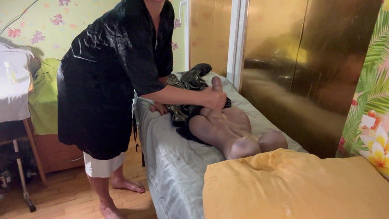 Putarankahotmilf: Masażysta daje ręczną robotę wznoszonemu pacjentowi tranny i śmiać się z...