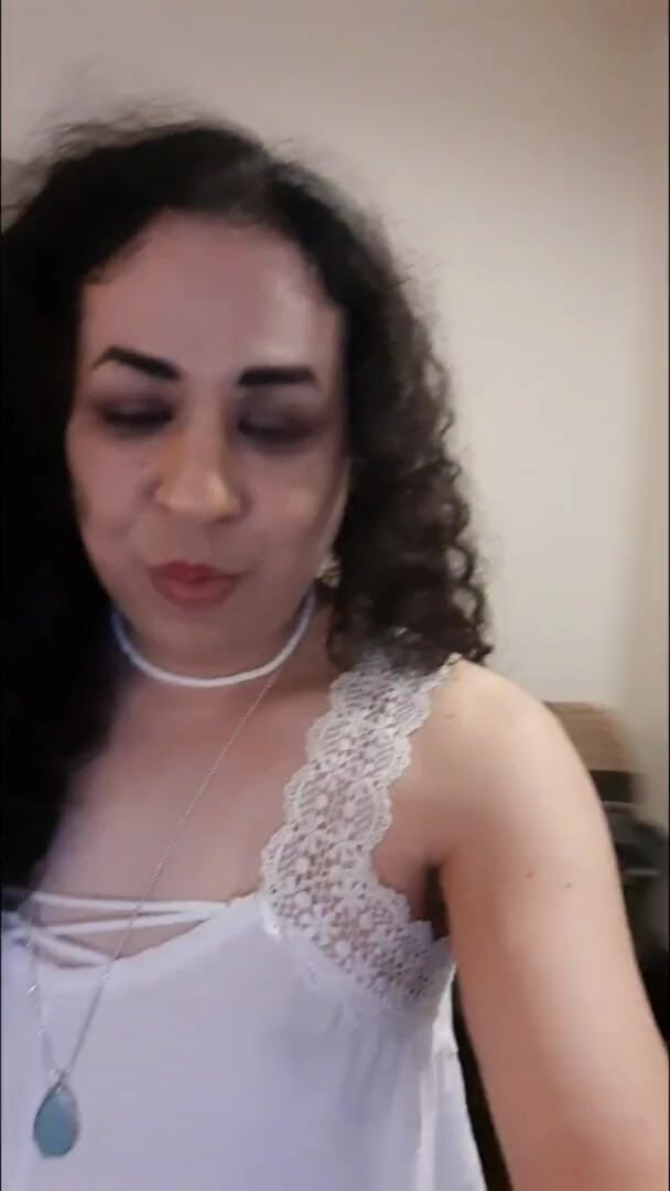 Zoeydoll: 人妖Zoey抚摸她的鸡巴并在酒店西装中展示她的洞 第1集 视频样本