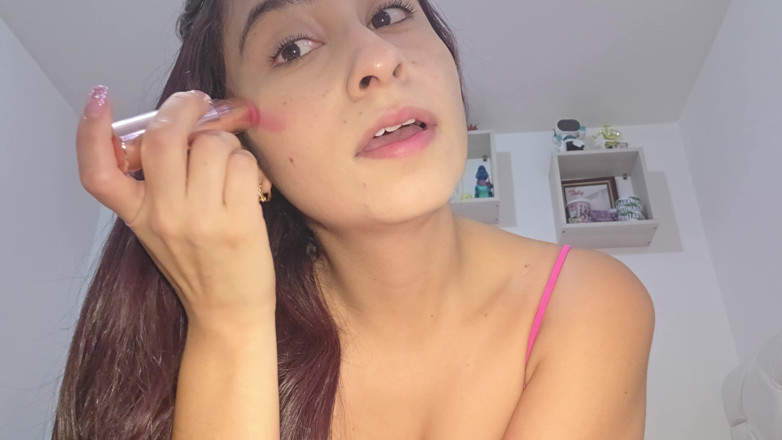alexia twerk videos: Cô ấy dạy trang điểm nhưng cô ấy đang giấu một cái gì đó