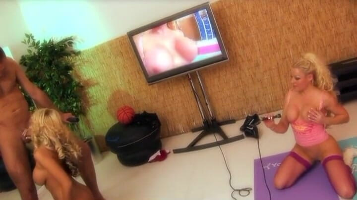 CBD Media: Dua model kebugaran cantik dengan toket besar dientot sama kontol...