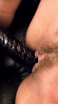 Yaramaz lezbiyen ofiste sahne 1_lesbian orta yaşlı seksi çift ofiste dildolarla birbirlerinin götlerini sikiyor